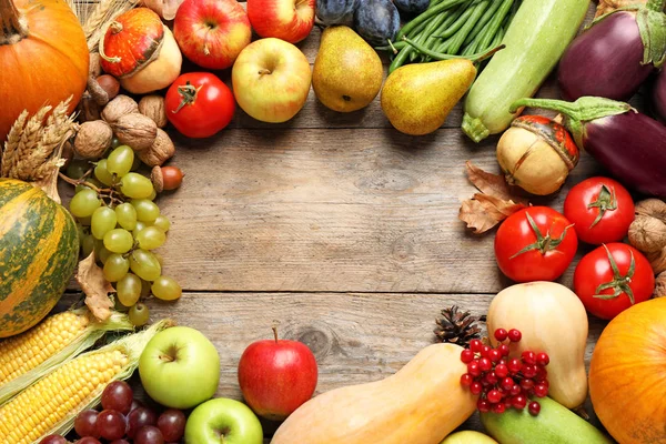 Рамка из осенних овощей и фруктов на деревянном фоне, вид сверху с пространством для текста. Happy Thanksgiving Day — стоковое фото