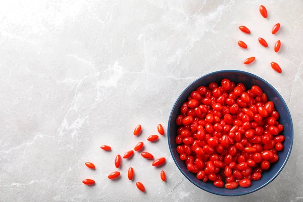 Bagas de goji maduras frescas na mesa de mármore, flat lay. Espaço para texto — Fotografia de Stock