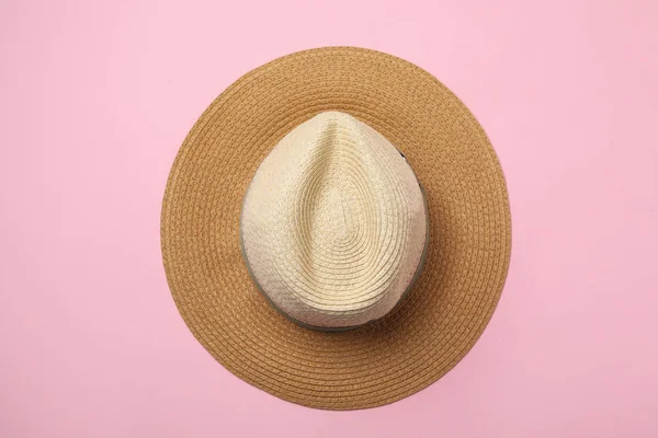 Stylový klobouk na růžovém pozadí, pohled shora — Stock fotografie