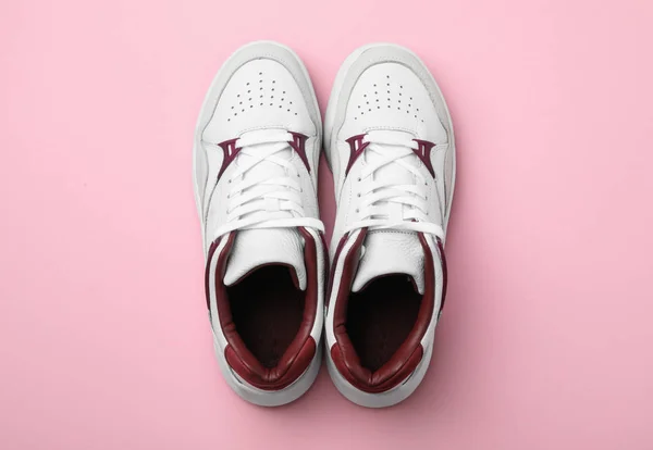 粉红色背景的时尚鞋，顶视图 — 图库照片