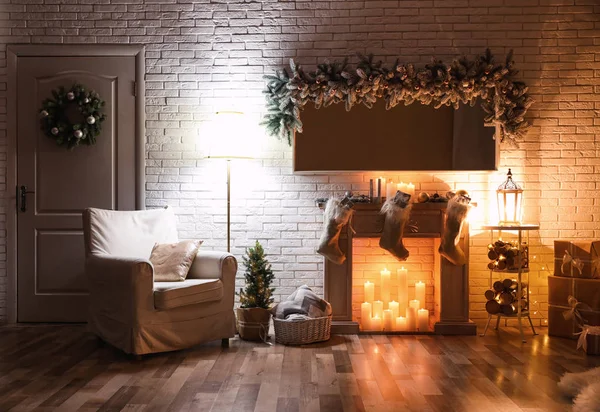 Elegante interior con hermoso árbol de Navidad y chimenea artificial por la noche — Foto de Stock