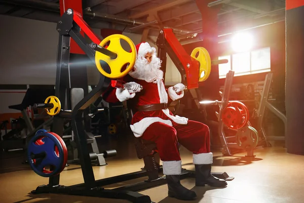 Młody Santa Claus szkolenia w nowoczesnej siłowni — Zdjęcie stockowe