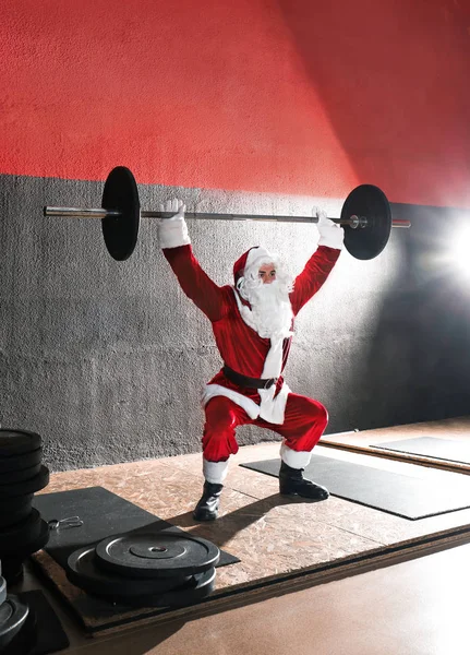 Młody Santa Claus szkolenia w nowoczesnej siłowni — Zdjęcie stockowe