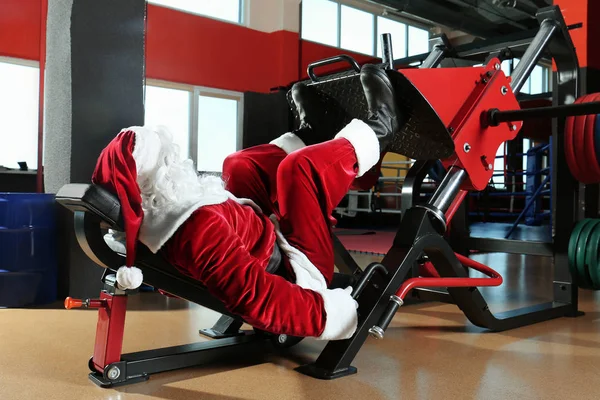 Autentyczny Święty Mikołaj szkolenia w nowoczesnej siłowni — Zdjęcie stockowe