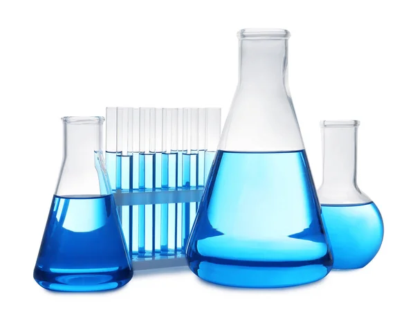 Zestaw szkła laboratoryjnego z niebieską cieczą na białym tle — Zdjęcie stockowe