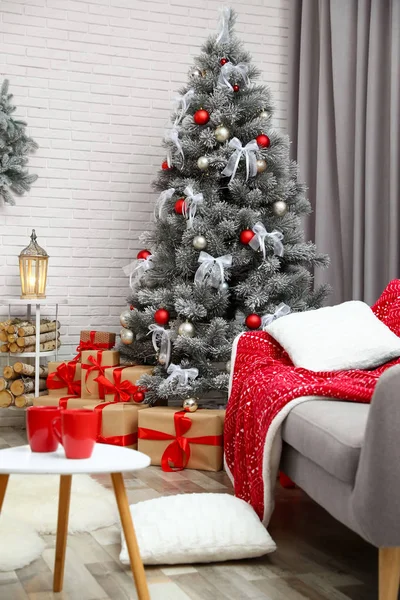 Bela árvore de Natal decorada na sala de estar interior — Fotografia de Stock