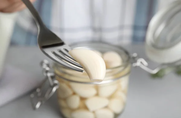 Tenedor con diente de ajo en escabeche sobre la mesa, primer plano —  Fotos de Stock