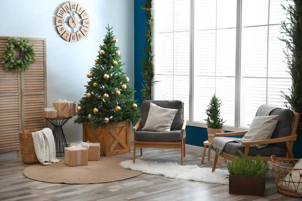 Prachtig interieur met versierde kerstboom in woonkamer — Stockfoto