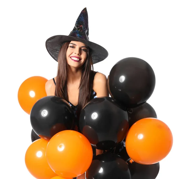 Beyaz arka plan üzerinde Cadılar Bayramı partisi için balonlar ile cadı kostümü giyen güzel kadın — Stok fotoğraf