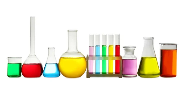 Beyaz arka planda renkli sıvılar bulunan laboratuvar camları. — Stok fotoğraf