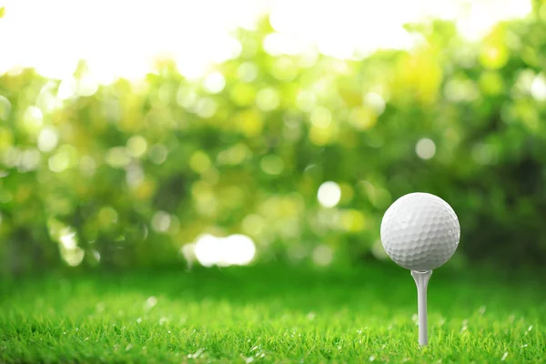 Golfbal op tee op groene baan — Stockfoto