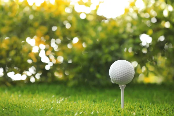 Golfbal op tee op groene baan — Stockfoto