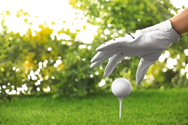 Spelare som sätter golfboll på tee på green course, närbild — Stockfoto