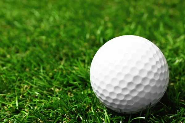 Bola de golfe no campo verde ao ar livre, close-up. Espaço para texto — Fotografia de Stock