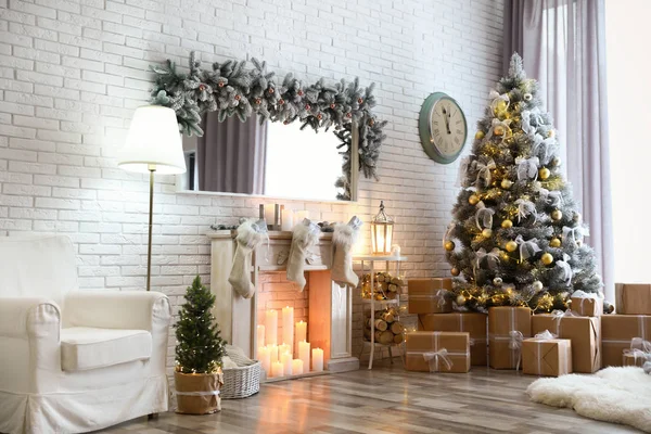 Stilvolles Interieur des Wohnzimmers mit geschmücktem Weihnachtsbaum — Stockfoto