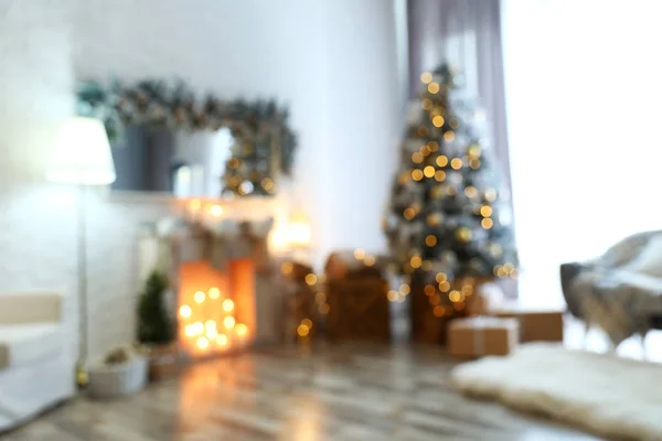 Verschwommener Blick auf stilvolles Interieur mit geschmücktem Weihnachtsbaum und Kamin — Stockfoto