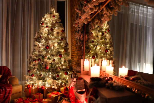 Stilvolles Interieur mit wunderschönem Weihnachtsbaum und Geschenken in der Nacht — Stockfoto