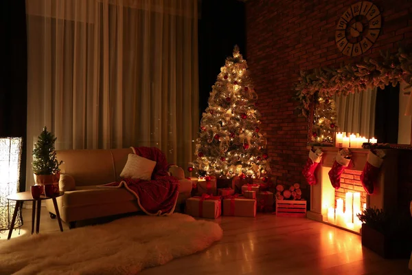 Elegante interno della camera con bellissimo albero di Natale in serata — Foto Stock