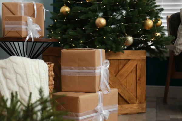 Beau sapin de Noël décoré et coffrets cadeaux dans la chambre — Photo