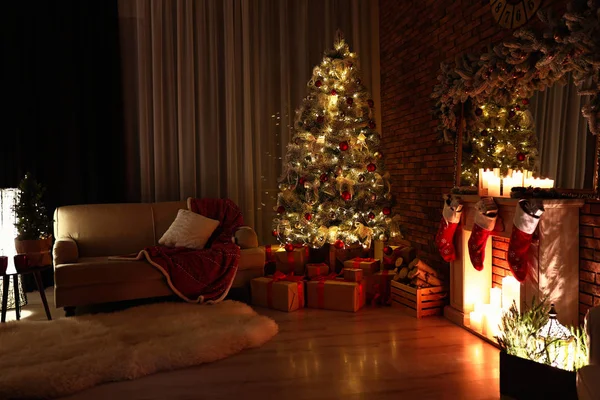Stílusos szoba belső, gyönyörű karácsonyfa este — Stock Fotó