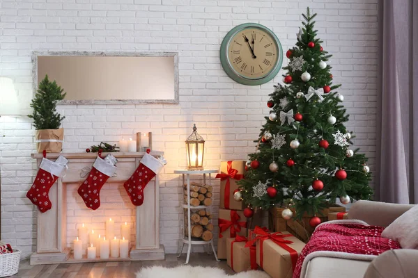 Interno elegante con bellissimo albero di Natale e camino decorativo — Foto Stock