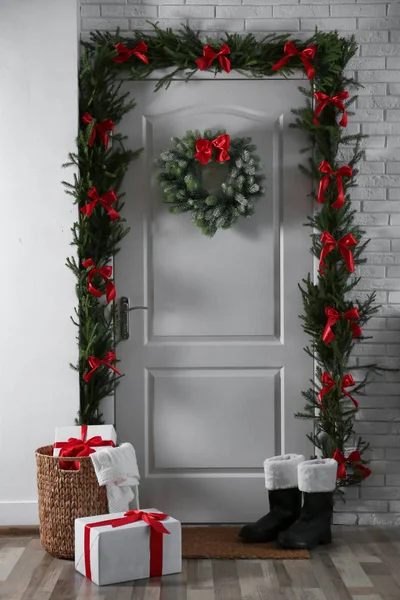 Intérieur élégant du couloir avec porte décorée et cadeaux de Noël — Photo