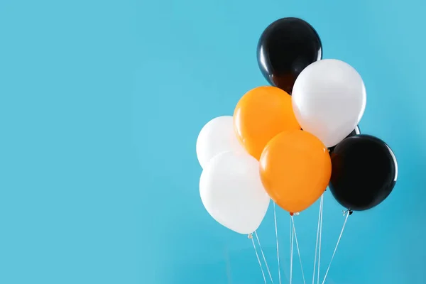 Ballons colorés sur fond bleu, espace pour le texte. Fête Halloween — Photo