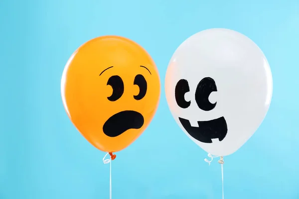 Bunte Luftballons für die Halloween-Party auf blauem Hintergrund — Stockfoto