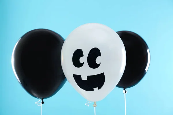 Ballons colorés pour la fête d'Halloween sur fond bleu — Photo