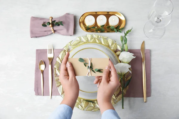 Kvinnan dukning bord för festlig middag, ovanifrån — Stockfoto