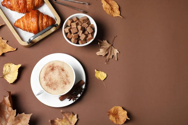 Flache Liegekomposition mit einer Tasse Heißgetränk auf braunem Hintergrund, Platz für Text. Gemütliche Herbststimmung — Stockfoto