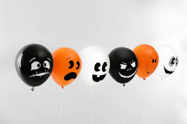 Ballons fantomatiques pour la fête d'Halloween sur fond gris clair — Photo