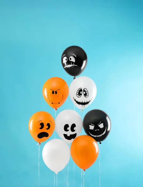 Ballons de couleur pour la fête d'Halloween sur fond bleu — Photo