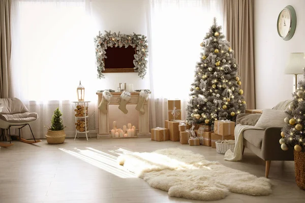 Stílusos karácsonyi belső gyönyörű díszített fa és kandalló — Stock Fotó