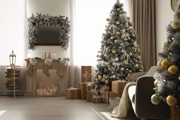 아름답게 장식된 나무와 벽난로가 있는 아름다운 크리스마스 실내 — 스톡 사진