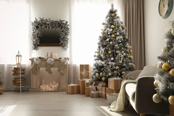 Güzel dekore edilmiş ağaç ve şömineyle süslü bir Noel iç tasarımı. — Stok fotoğraf
