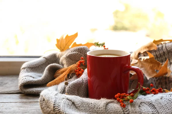 Чашка гарячого напою, светр і осіннє листя на підвіконні, місце для тексту. Затишна атмосфера — стокове фото