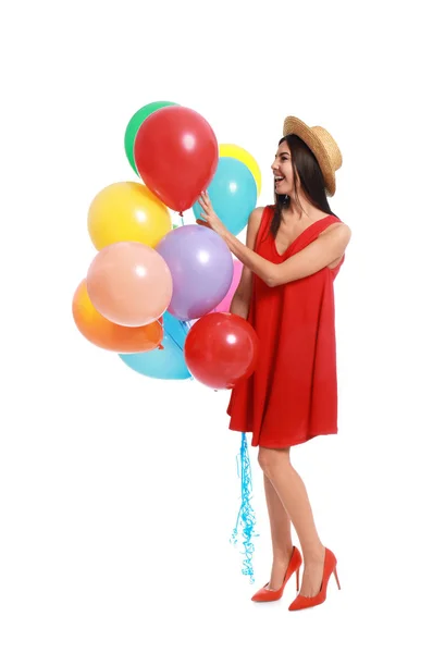 Mujer joven sosteniendo racimo de globos de colores sobre fondo blanco —  Fotos de Stock