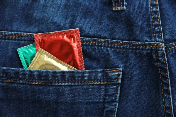 ポケットにコンドームを持つジーンズのクローズアップビュー。安全なセックスの概念 — ストック写真