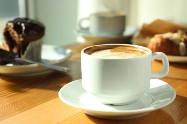 Kafedeki masada taze aromatik kahve ve kek.