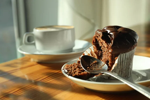 Tasse Frischen Aromatischen Kaffee Und Kuchen Tisch Café — Stockfoto