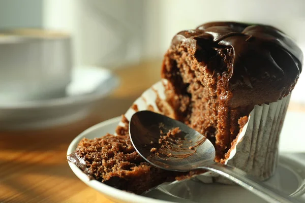 Kopp Färskt Aromatiskt Kaffe Och Muffins Vid Bordet Caféet — Stockfoto