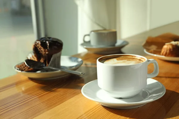 Kopje Verse Aromatische Koffie Cupcake Aan Tafel Café — Stockfoto