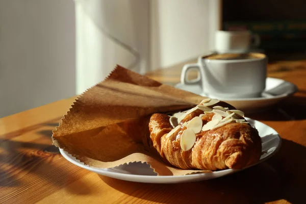 Tasse Frischen Aromatischen Kaffee Und Croissant Tisch Café — Stockfoto