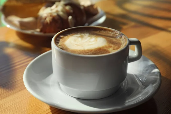 Secangkir Kopi Aromatik Segar Meja Kafe — Stok Foto