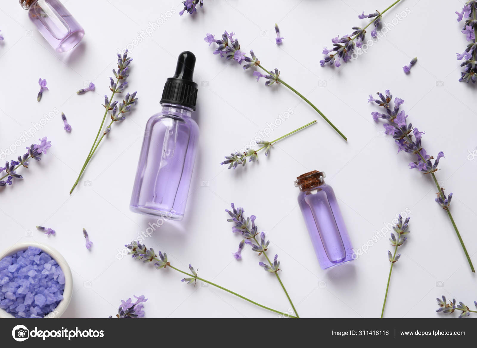 Composição com produtos cosméticos de lavanda natural e flores sobre fundo  branco, vista superior — Fotografias de Stock © NewAfrica #311418116