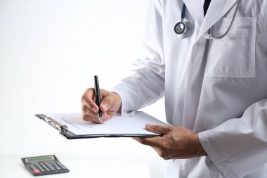 Kapalı alanda sağlık sigortası olan doktor, yakın plan.