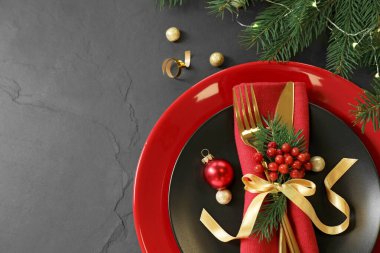 Siyah arka planda güzel bir Noel masası, üst manzara. Metin için boşluk