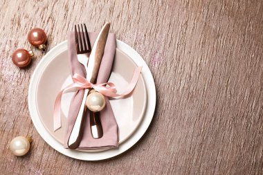 Kahverengi arka planda güzel bir Noel masası, düz bir şekilde yatıyordu. Metin için boşluk