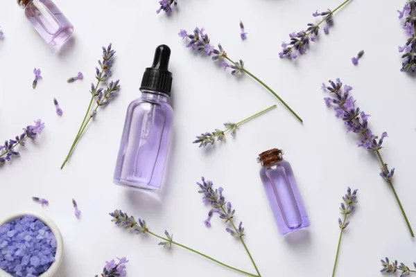 Komposition mit natürlichen Lavendelkosmetikprodukten und Blüten auf weißem Hintergrund, Ansicht von oben — Stockfoto